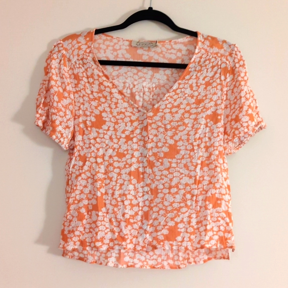 Propaganda v-neck floral blouse with slightly elastic-edges puff sleeves